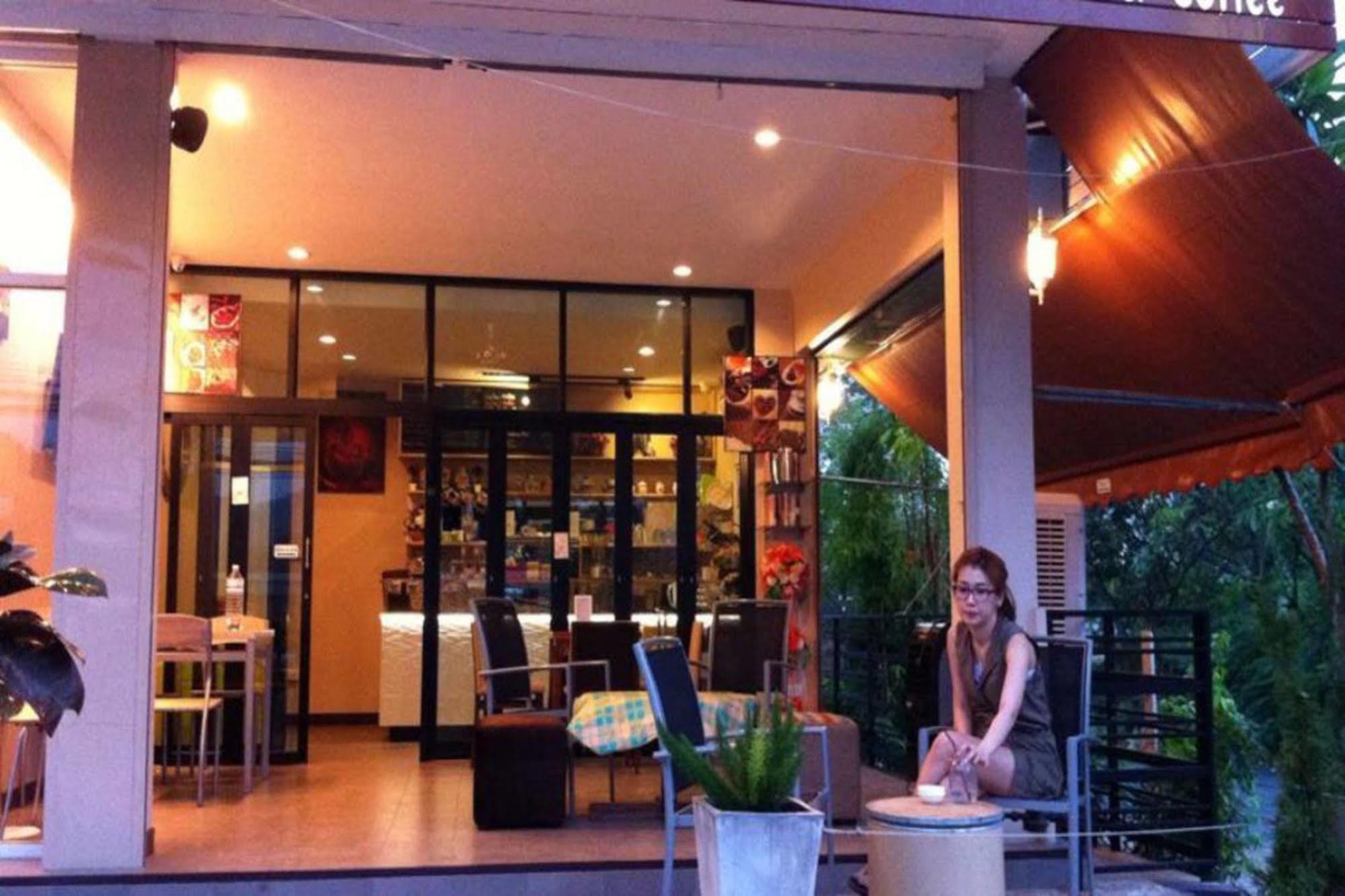อยู่ดี รูม แอนด์ คอฟฟี่ Hotel กาญจนบุรี ภายนอก รูปภาพ